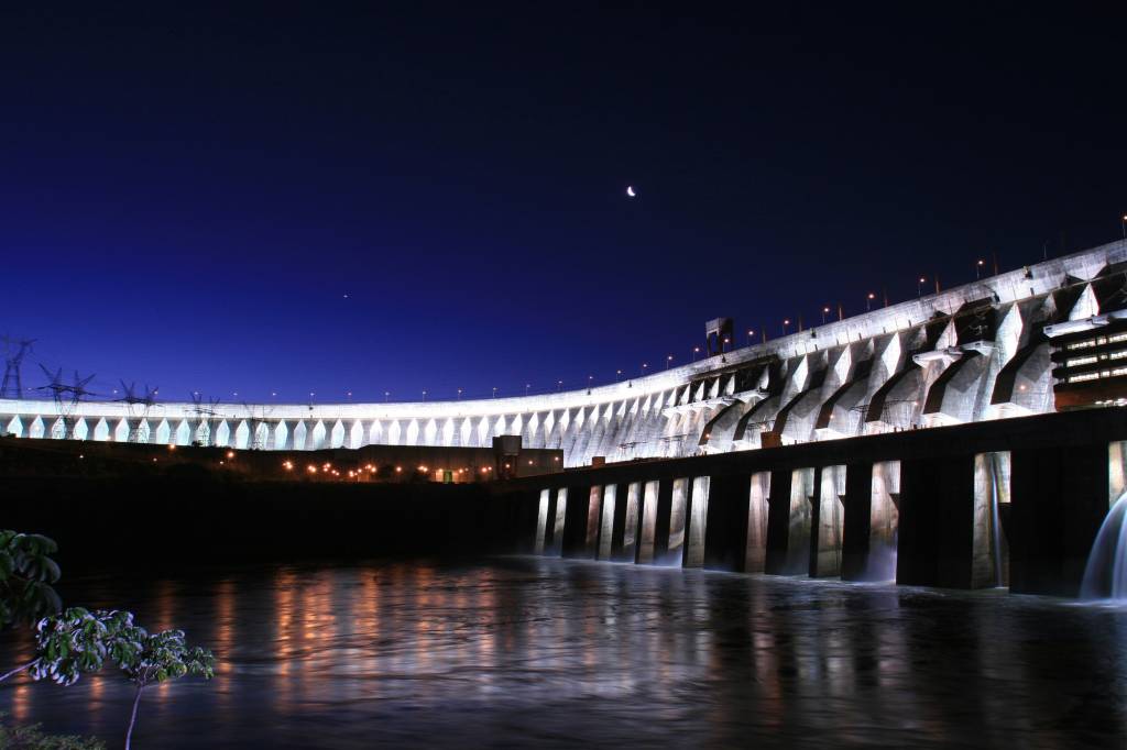 Usina de Itaipu iluminada, Foz do Iguaçu, Paraná