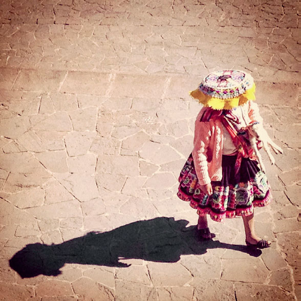 BEM NA FOTO: Trajes andinos na Praça de Armas de Cusco
