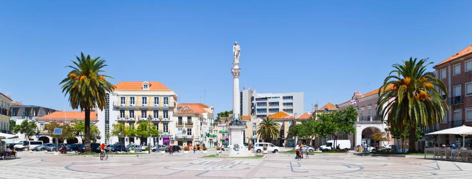 Basta atravessar os 2,3 quilômetros da ponte 25 de Abril, na saída de <a href="https://viajeaqui.abril.com.br/cidades/portugal-lisboa" rel="Lisboa" target="_blank">Lisboa</a>, para chegar a Setúbal; a cidade tem um centro histórico repleto de praças interessantes. A mais famosa é a Praça do Bocage (foto), com seu piso de mosaicos. Uma vez ali, não deixe de observar o prédio da prefeitura, com suas arcada rosa e branca, a partir de um café em um dos terraços que a rodeiam