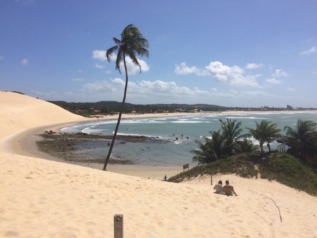 Dá até um tédio de ver essa foto da Praia de Genipabu... Agosto é época de baixa temporada no Estado (foto: Ana Claudia Crispim)
