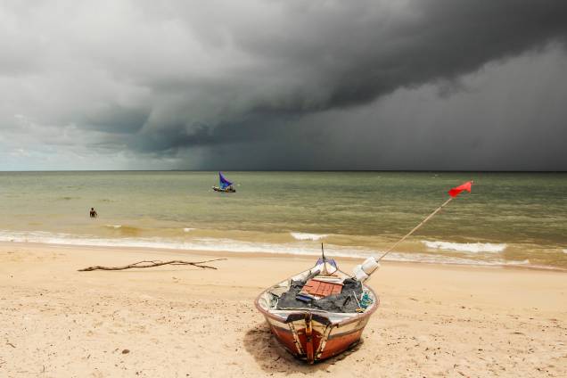 Pescadores tentam garantir a pesca do dia enquanto a chuva aproxima-se à praia de Joanes, na Ilha de Marajó, no Pará