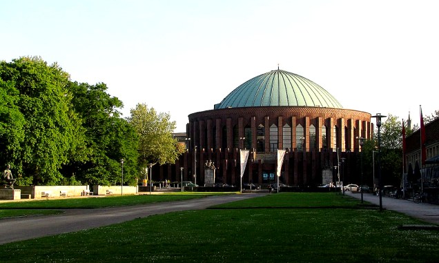 O prédio de Tonhalle da alemã Düsseldorf abriga bons shows de rock e concertos de música clássica