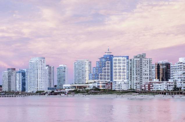 Orla da Playa Mansa em Punta del Este, Uruguai Orla da Playa Mansa em Punta del Este, Uruguai