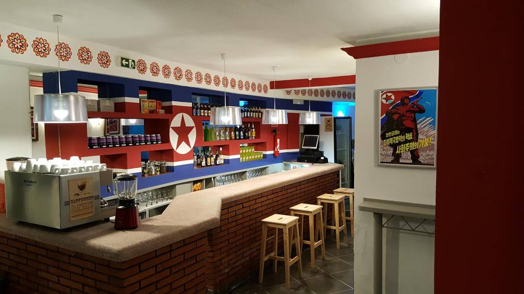 O ambiente do Pyongyang Cafe, na Catalunha (foto: reprodução)