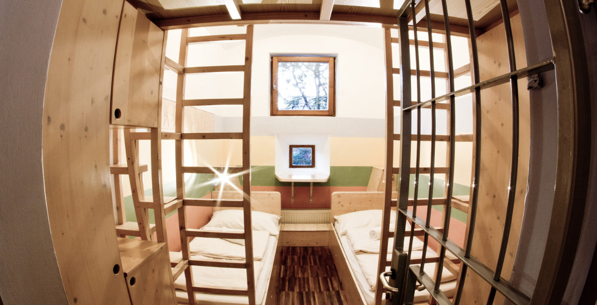Quarto do hostel Celica, que era uma prisão na Eslovênia