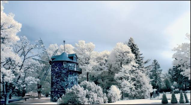 O Parc des Moulins (Parque dos Moinhos) era o jardim zoológico de Quebec. Hoje, com o zoo desativado, o parque é repleto de árvores canadenses rodeadas por mesas de piquenique em uma área de 9 hectares O Parc des Moulins (Parque dos Moinhos) era o jardim zoológico de Quebec. Hoje, com o zoo desativado, o parque é repleto de árvores canadenses rodeadas por mesas de piquenique em uma área de 9 hectares