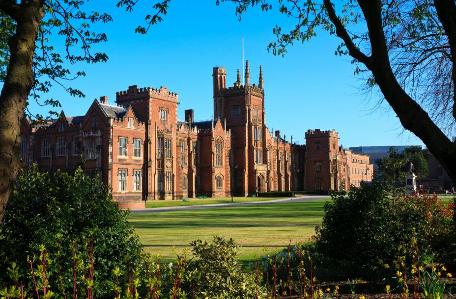 Pública, a Queens University of Belfast é a principal universidade da capital da <a href="https://viajeaqui.abril.com.br/paises/irlanda-do-norte" rel="Irlanda do Norte">Irlanda do Norte</a>. O belo campus é aberto a visitações