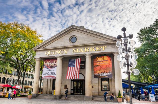 O Quincy Market tem mais de quarenta opções de lanchonetes e restaurantes. Vale dar uma pausa nos passeios para almoçar por aqui