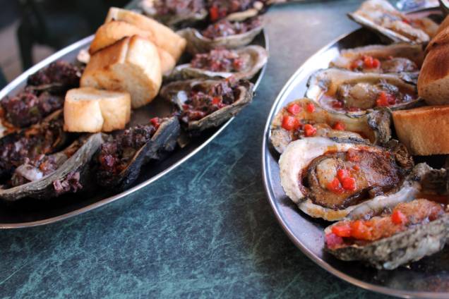 Nova Orleans é muito conhecida por sua gastronomia creole, fortemente influenciada pelas cozinhas espanhola, francesa e caribenha. Os frutos do mar, como ostras, lagostins e camarão são onipresentes