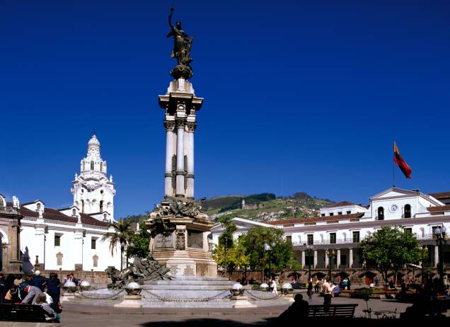 A Plaza de la Independencia fica no coração do centro histórico tombado de Quito. Ali encontra-se parte das construções mais interessantes da cidade, como o Palacio de Carondelet (sede do governo), a Catedral Metropolitana, a Arquidiocese, a sede da prefeitura e o Hotel Plaza Grande.