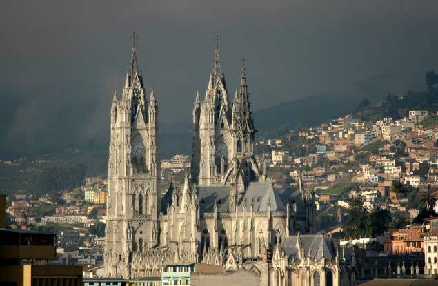 A Basílica del Voto Nacional domina a paisagem de Quito, no Equador. Construída em estilo gótico e neogótico, é a maior do gênero na América Latina. Levou mais de cem anos para ser concluída. Uma de suas características mais marcantes é exibir gárgulas de animais autóctones do Equador, tais como iguanas e tartarugas-gigantes de Galápagos.