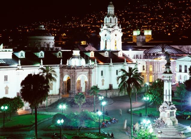 A iluminação noturna deixa ainda mais bonita a Plaza de la Independencia, com destaque para a Catedral, no coração de Quito, capital do Equador