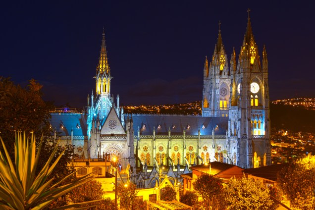 A Basílica del Voto Nacional domina a paisagem de Quito, no Equador. Construída em estilo gótico e neogótico, é a maior do gênero na América Latina. Levou mais de cem anos para ser concluída. Uma de suas características mais marcantes é exibir gárgulas de animais autóctones do Equador, tais como iguanas e tartarugas-gigantes de Galápagos.