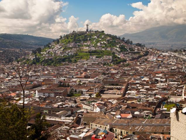 El Panecillo é uma elevação natural que serve de mirante em Quito, capital do Equador. Referência na cidade, o monte separa o centro da região sul. Em seu topo, situado a 3 mil metros sobre o nível do mar, está hoje um monumento em homenagem a Virgem Maria. Conta-se que em tempos pré-hispânicos, seu nome original seria Shungoloma, que em quéchua significa "colina do coração", e ali havia um templo dedicado ao Sol. Quito foi a segunda cidade em importância para os incas.