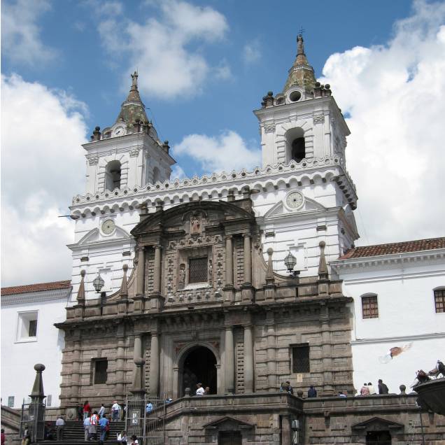 A Igreja e o Convento de São Francisco compõem um dos conjuntos arquitetônicos mais apreciados em Quito, capital do Equador. Sua construção teve início em 1536 e foi concluída em 1605. Ocupa particamente dois quarteirões no centro histórico tombado da cidade