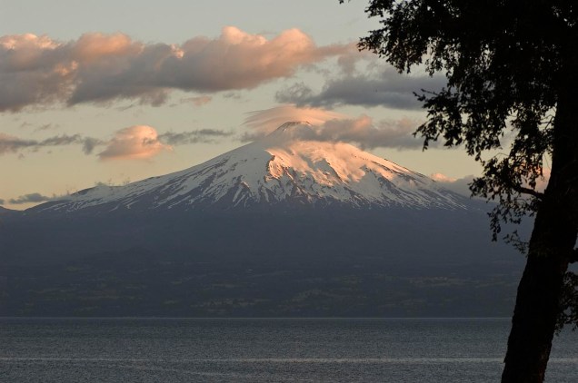 Vulcão Villarrica, às margens do lago de mesmo nome