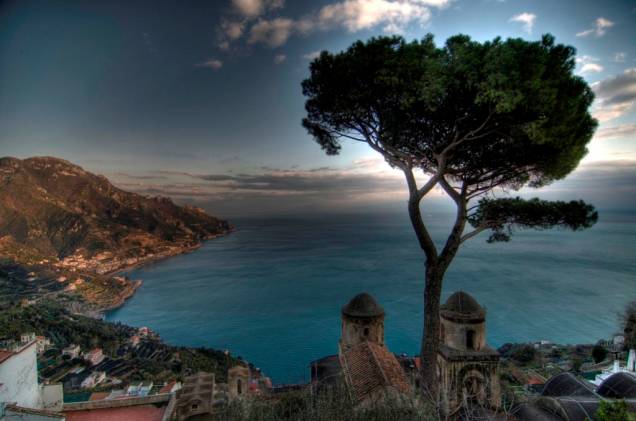 Ravello fica acima de Amalfi, na Costa Amalfitana, e é destino certeiro para quem quiser passar um dia romântico. Além de caminhar pelas ruas da comuna, os passeios de barco são uma boa alternativa para casais