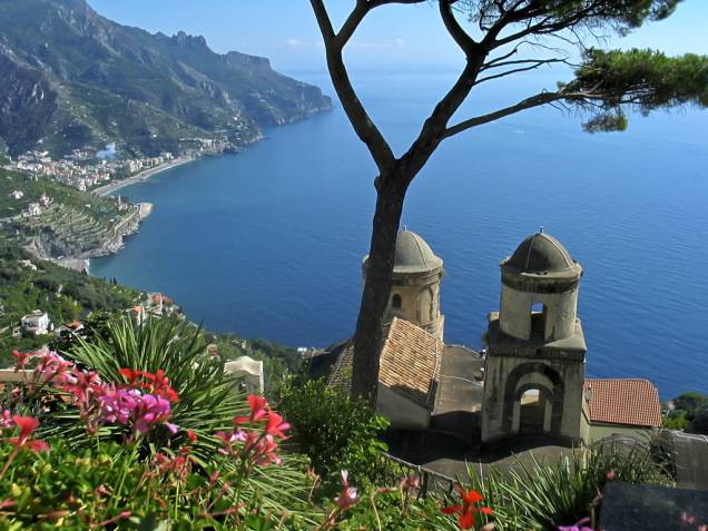 Sabe aquele charme característico da Costa Amalfitana? Basta pegar o ônibus, confiar nas manobras do motorista pela estradinha sinuosa e subir até Ravello. Dali, você vai conseguir fazer fotos panorâmicas da costa mais bonita da Itália Sabe aquele charme característico da Costa Amalfitana? Basta pegar o ônibus, confiar nas manobras do motorista pela estradinha sinuosa e subir até Ravello. Dali, você vai conseguir fazer fotos panorâmicas da costa mais bonita da Itália