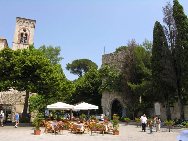 A pracinha central de Ravello tem um charme único em toda a Itália. Bastam alguns passos para você conseguir visualizar a impressionante Costa Amalfitana ao seu redor, lá embaixo A pracinha central de Ravello tem um charme único em toda a Itália. Bastam alguns passos para você conseguir visualizar a impressionante Costa Amalfitana ao seu redor, lá embaixo