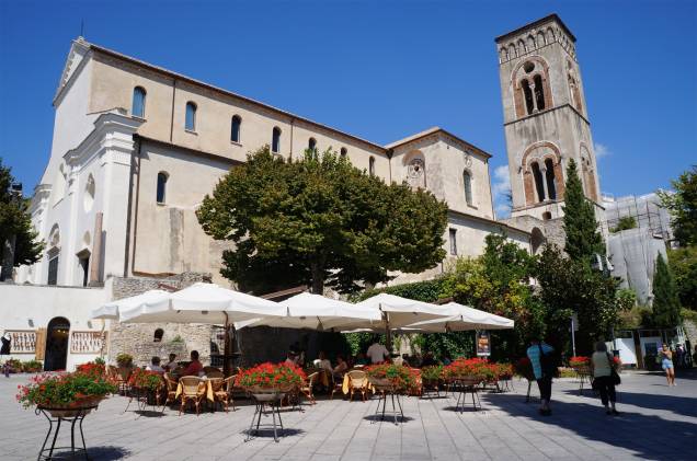 A igreja de pedra Duomo de Ravello, construída em 1086, tem uma porta de bronze datada de 1179. Dentro da catedral, dedicada à Nossa Senhora, há um museu que exibe artigos religiosos A igreja de pedra Duomo de Ravello, construída em 1086, tem uma porta de bronze datada de 1179. Dentro da catedral, dedicada à Nossa Senhora, há um museu que exibe artigos religiosos