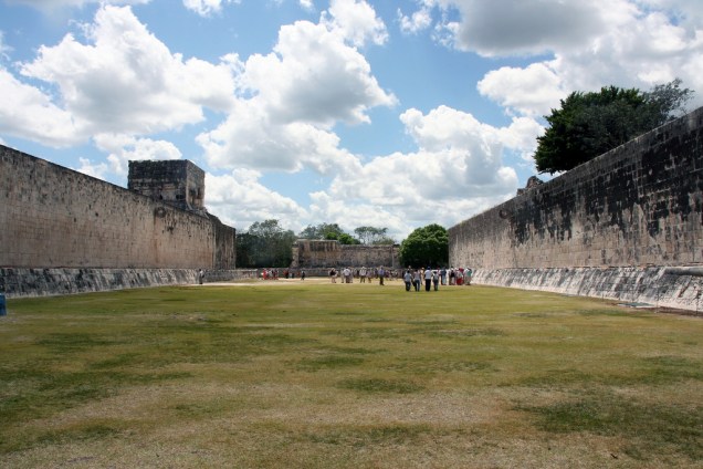 Campo do jogo de bola em Chichén Itzá, Yucatán