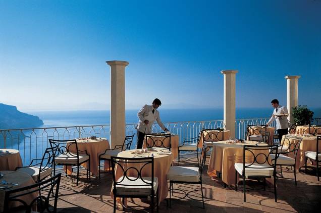Restaurante do Hotel Caruso, em Ravello, na Costa Amalfitana. A cidadezinha fica no alto da serra e tem belíssimas vistas, ornamentadas com jardins floridos e bustos de pedra