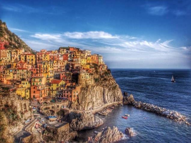 Localizada entre <a href="https://viajeaqui.abril.com.br/cidades/italia-genova" rel="Gênova" target="_blank">Gênova</a> e <a href="https://viajeaqui.abril.com.br/cidades/italia-pisa" rel="Pisa" target="_blank">Pisa</a>, a região de <a href="https://viajeaqui.abril.com.br/cidades/italia-cinque-terre" rel="Cinque Terre" target="_blank">Cinque Terre</a>, na <a href="https://viajeaqui.abril.com.br/paises/italia" rel="Itália" target="_blank">Itália</a>, compreende cinco vilas de casinhas coloridas, construídas em meio aos penhascos defronte ao Mediterrâneo Localizada entre <a href="https://viajeaqui.abril.com.br/cidades/italia-genova" rel="Gênova" target="_blank">Gênova</a> e <a href="https://viajeaqui.abril.com.br/cidades/italia-pisa" rel="Pisa" target="_blank">Pisa</a>, a região de <a href="https://viajeaqui.abril.com.br/cidades/italia-cinque-terre" rel="Cinque Terre" target="_blank">Cinque Terre</a>, na <a href="https://viajeaqui.abril.com.br/paises/italia" rel="Itália" target="_blank">Itália</a>, compreende cinco vilas de casinhas coloridas, construídas em meio aos penhascos defronte ao Mediterrâneo