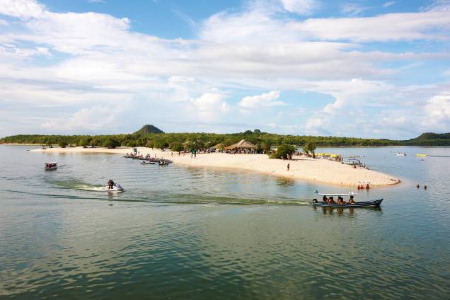 Alter do Chão é banhada pelo rio Tapajós, no Pará; na época de vazante do rio, surgem as prainhas. A mais famosa de todas é a praia do amor, onde há diversos bares e muito movimento, sobretudo nos fins de semana, quando os moradores de Santarém chegam em busca de diversão Alter do Chão é banhada pelo rio Tapajós, no Pará; na época de vazante do rio, surgem as prainhas. A mais famosa de todas é a praia do amor, onde há diversos bares e muito movimento, sobretudo nos fins de semana, quando os moradores de Santarém chegam em busca de diversão