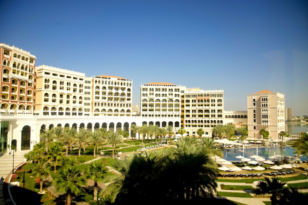 O colossal Hotel Ritz-Carlton Grand Canal, que tem uma localização estratégica: de cara para a mesquita Sheikh Zayed