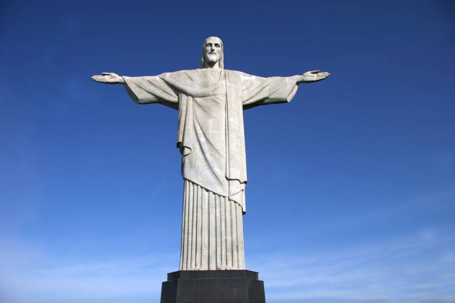 O Cristo Redentor, no Morro do Corcovado (710m), é uma das Maravilhas do Mundo e o principal cartão postal do Rio de Janeiro (RJ)