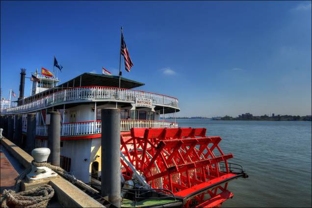 Barcos a vapor são passeios populares no rio Mississippi, em Nova Orleans