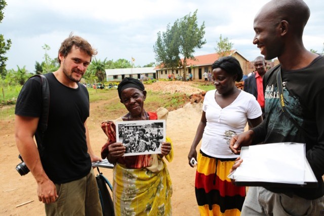 Uma das personagens retratadas ao receber a foto em mãos, em Uganda