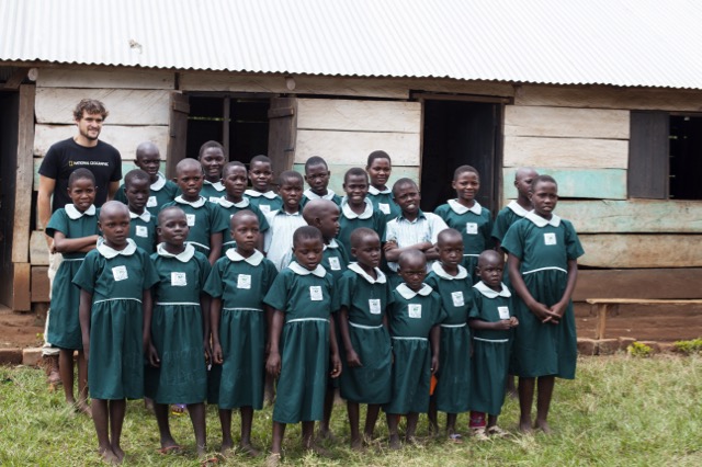 Crianças uniformizadas em Uganda, após a venda das imagens 