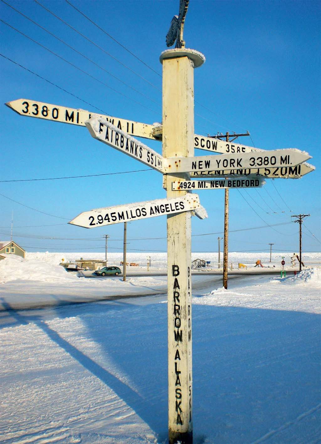 Rua sob a neve em Barrow, a cidade mais ao norte do Alasca