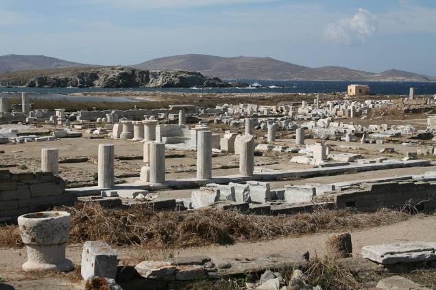 Ruínas em Delos, onde a tradição marca como local de nascimento dos deuses Apolo e Artêmis Ruínas em Delos, onde a tradição marca como local de nascimento dos deuses Apolo e Artêmis