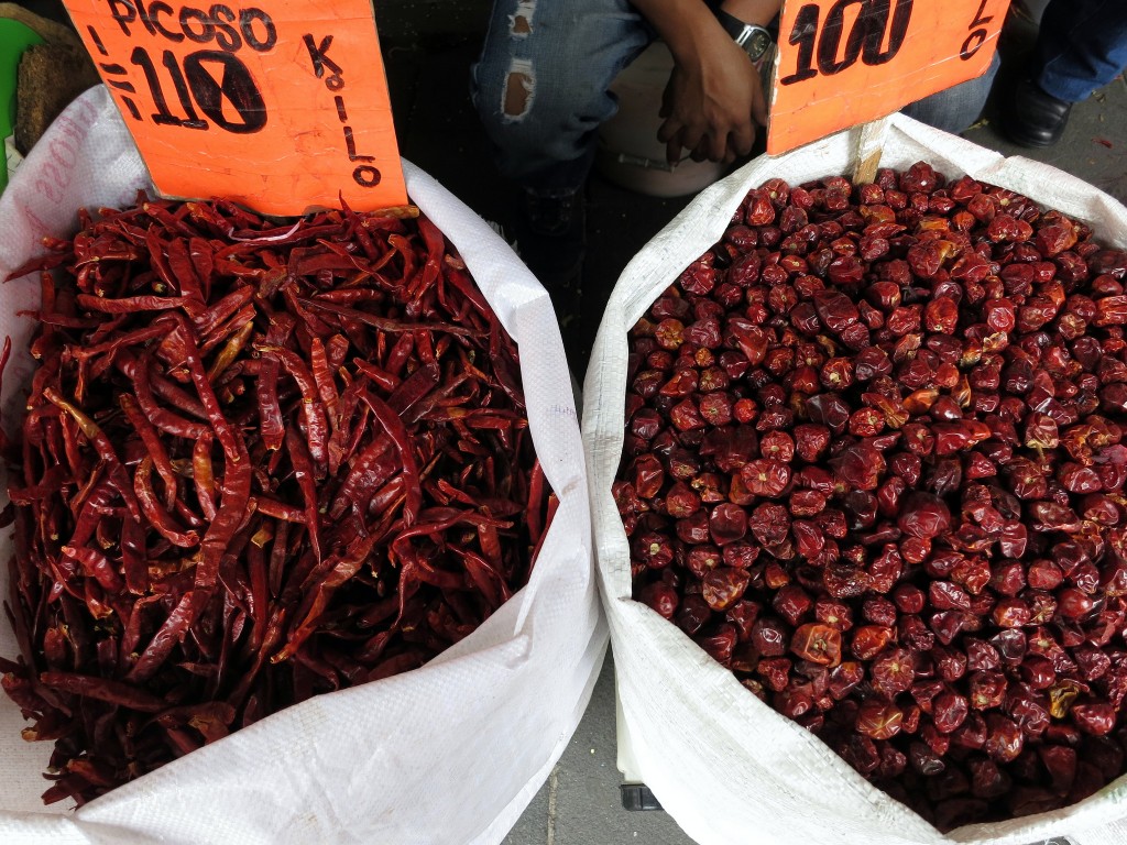 Sacos de pimentas na Cidade do México (foto: Angélica Portales)