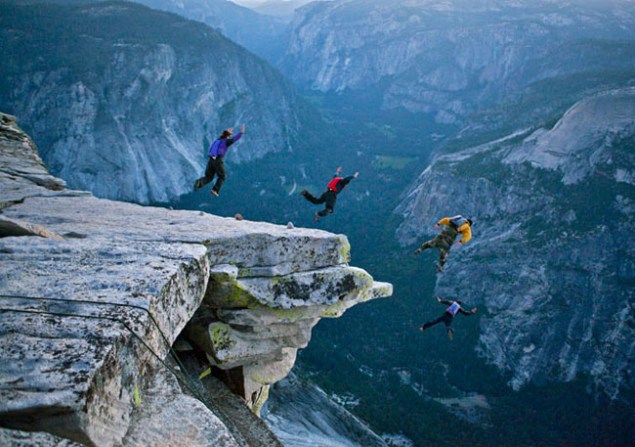 Apesar de ser ilegal saltar do Half Dome, o base jumping é um esporte em alta no Yosemite. Os escaladores dizem que descer ao vale de paraquedas é mais rápido (e divertido) do que voltar a pé pelo outro lado da montanha.