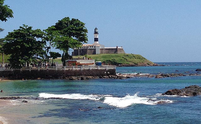 Salvador, com o Farol da Barra ao fundo