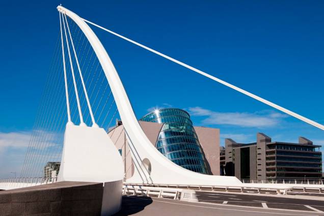 Projetada pelo arquiteto espanhol Santiago Calatrava, a ponte Samuel Beckett cobre o rio Liffey, em Dublin