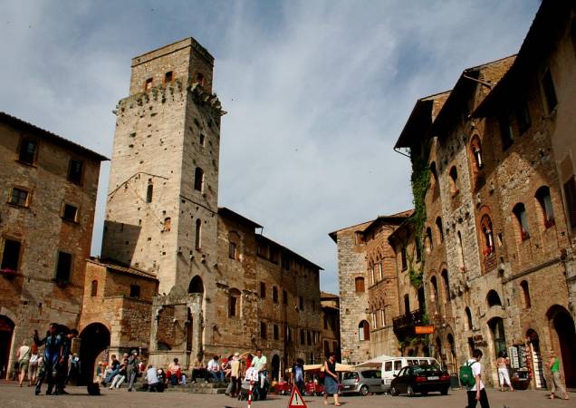 Torres de San Gimignano dominam a típica paisagem; por causa de seu skyline exótico, a vila no meio da Toscana também é carinhosamente apelidada de Manhattan medieval