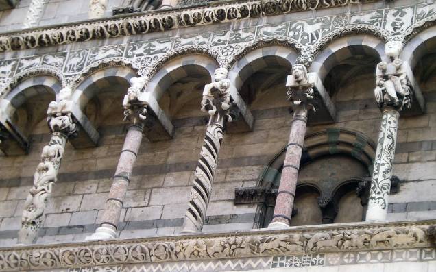 A Igreja de San Michele in Foro, em Siena, se destaca por sua fachada com dezenas de colunas, todas diferentes umas das outras A Igreja de San Michele in Foro, em Siena, se destaca por sua fachada com dezenas de colunas, todas diferentes umas das outras