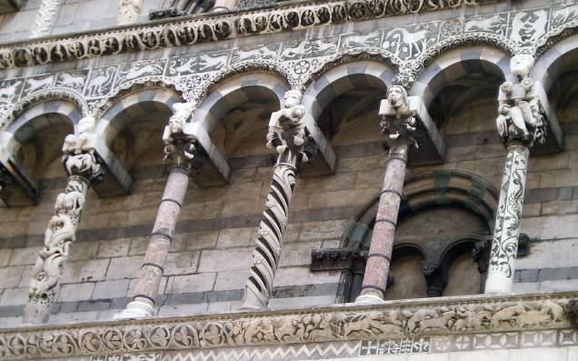 A Igreja de San Michele in Foro, em Siena, se destaca por sua fachada com dezenas de colunas, todas diferentes umas das outras