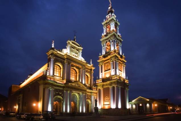 Fachada e campanário da igreja de São Francisco, em Salta