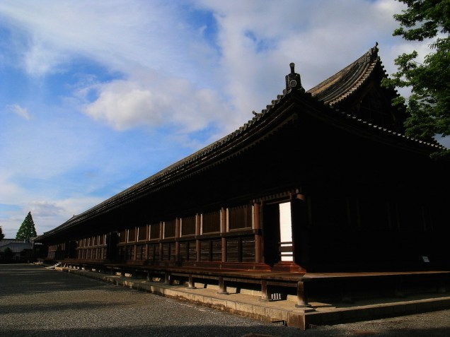 O longo templo Rengeo-in é formado por 33 seções de comprimento, daí seu apelido, Sanjusangendo, o pavilhão de 33 baias O longo templo Rengeo-in é formado por 33 seções de comprimento, daí seu apelido, Sanjusangendo, o pavilhão de 33 baias