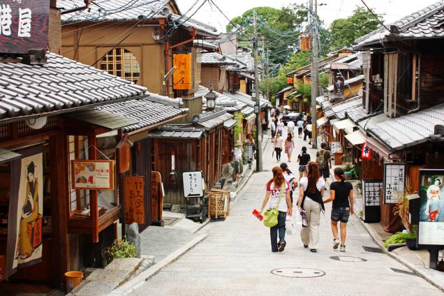 Durante o dia Sannenzaka é uma movimentada rua com seus restaurantes e lojinhas de artigos típicos