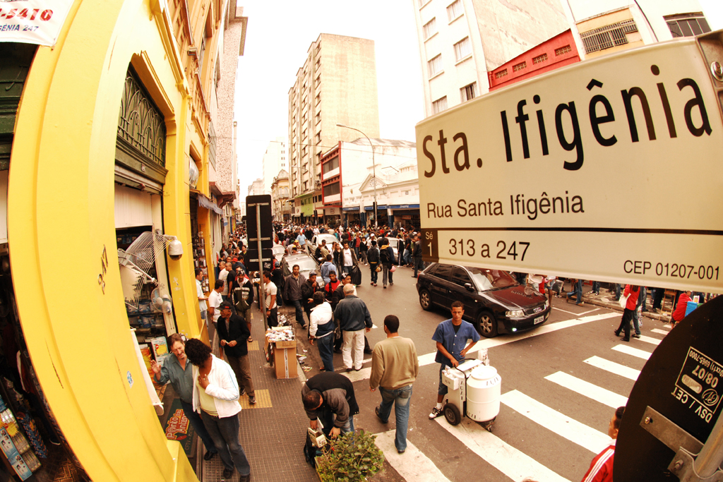 Movimentação na Rua Santa Ifigência, no Centro de São Paulo