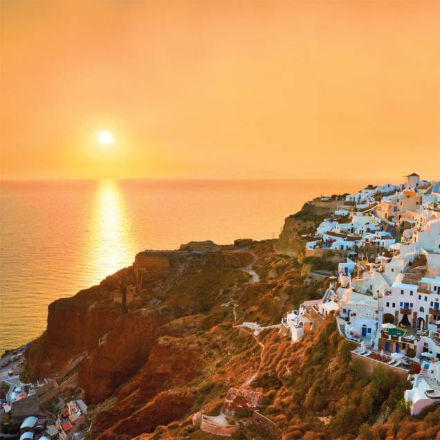 Quem precisa de praia quando tem as casas caiadas de branco e o pôr do sol de Santorini?