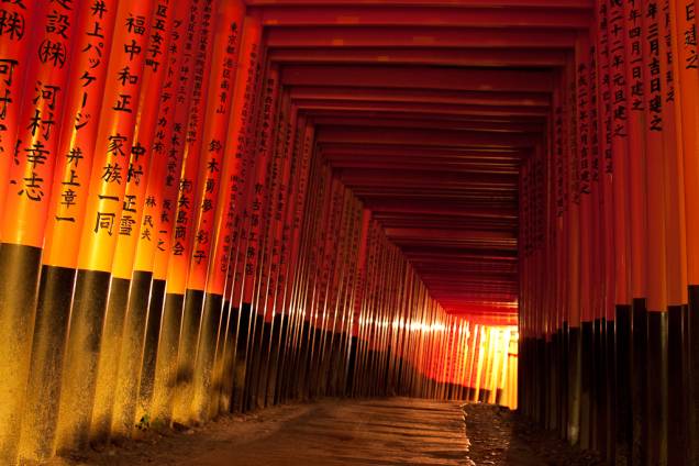 Uma das principais e mais chamativas características do Fushimi Inari Taisha é uma sequência interminável de portões <em>torii</em>