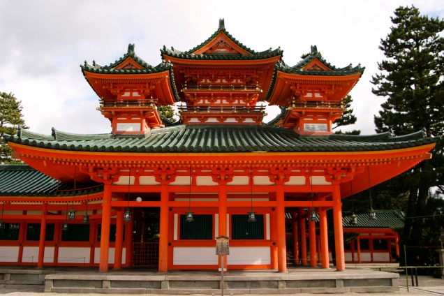 Apesar de razoavelmente recente, o santuário Heian remete à antiga Kyoto, quando boa parte das linhas arquitetônicas ainda eram fortemente influenciadas pela escola chinesa Apesar de razoavelmente recente, o santuário Heian remete à antiga Kyoto, quando boa parte das linhas arquitetônicas ainda eram fortemente influenciadas pela escola chinesa