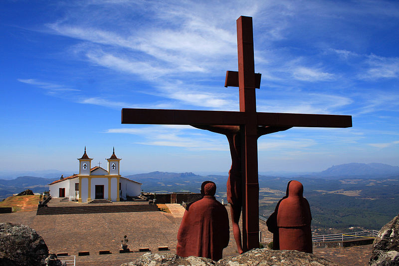Santuário Nossa Senhora da Piedade: o skyline mineiro e a arte barroca. Foto: Sérgio Mourão/Wikimedia Commons